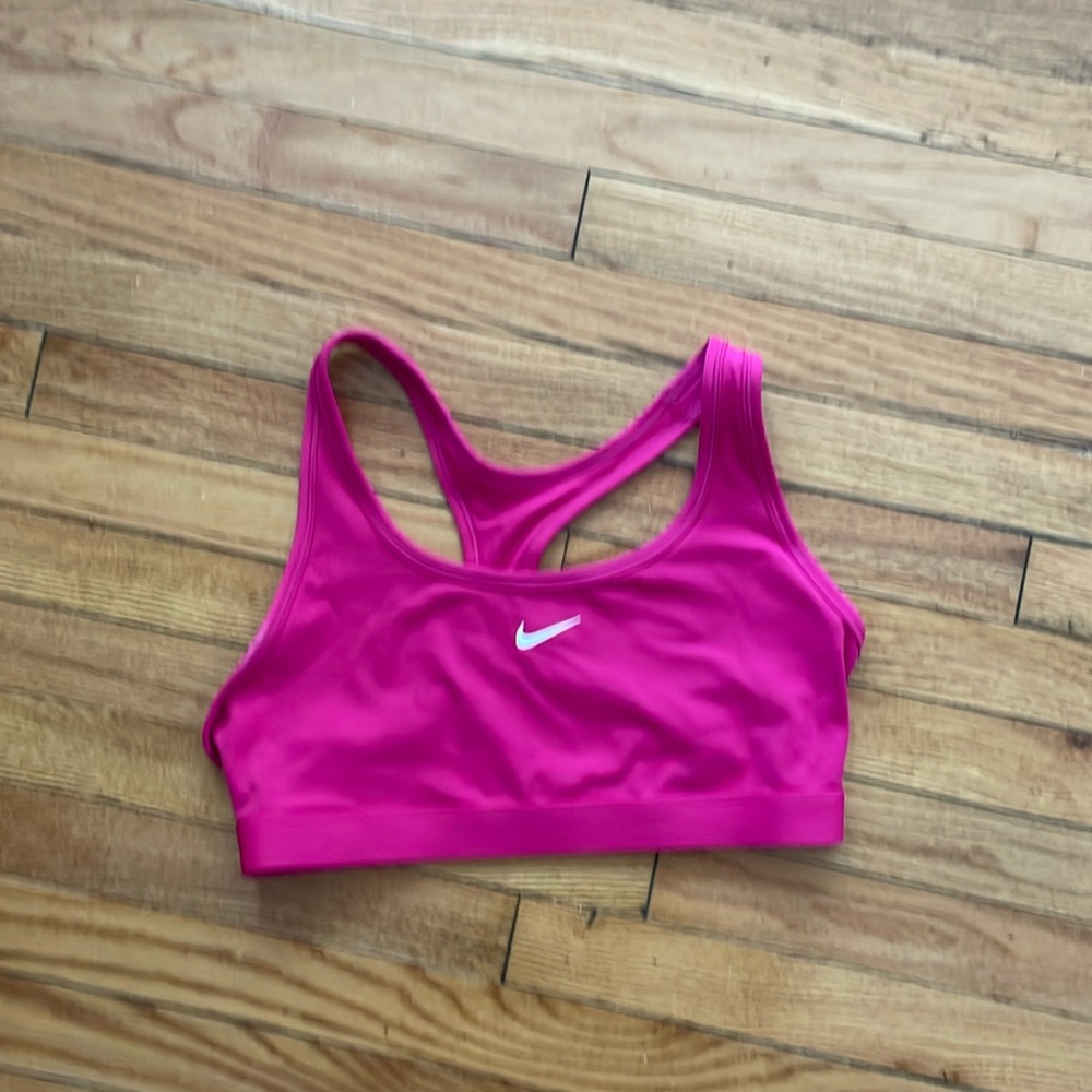 Nike women’s swoosh non-padded sports bra pink